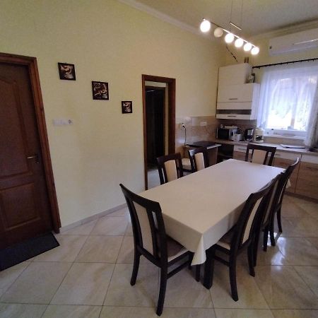 Kurucz Vendeghaz Hajduszoboszlo Apartment Bagian luar foto